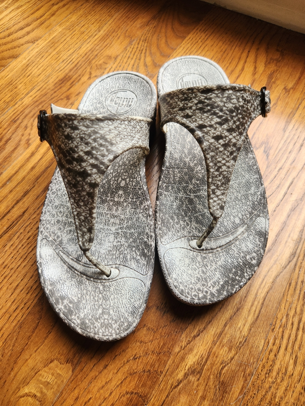 Gray Snakeskin Print Superjelly FitFlops S 7 Adjustable Strap Thongs Comfortable